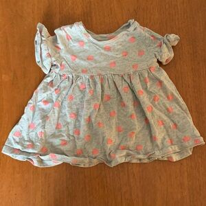 🍊5/$25 GAP Gray Tee with Pink Strawberry Print size 6-12m